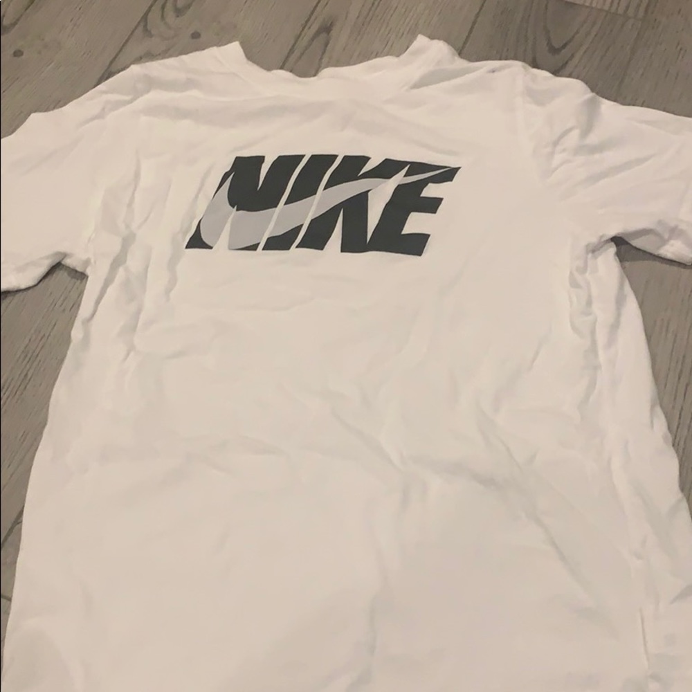 White nike tee